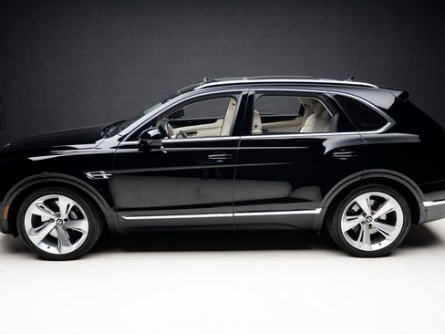 Used 2018 Bentley Bentayga AWD/4WD image 16