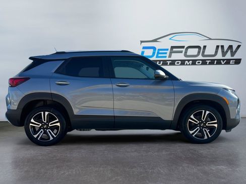 Used 2023 Chevrolet TrailBlazer LT FWD image 2
