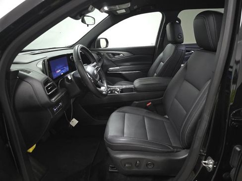 Used 2025 Chevrolet Traverse LT AWD/4WD image 4