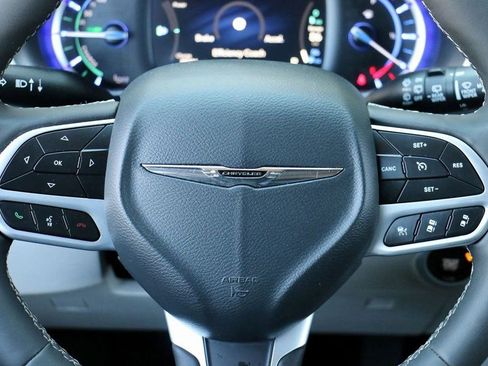 Used 2024 Chrysler Pacifica Select image 28