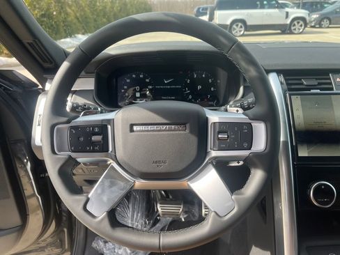 New 2026 Land Rover Discovery Dynamic SE image 14