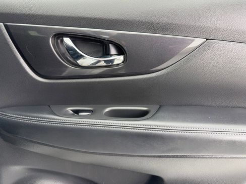 Used 2017 Nissan Rogue SV w/ SV Premium Package image 47