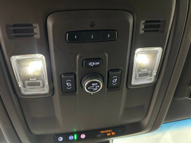 Used 2022 Chevrolet Tahoe Z71 w/ Luxury Package AWD/4WD image 17