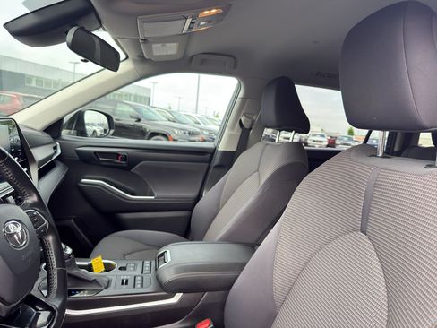Used 2020 Toyota Highlander LE AWD/4WD image 27