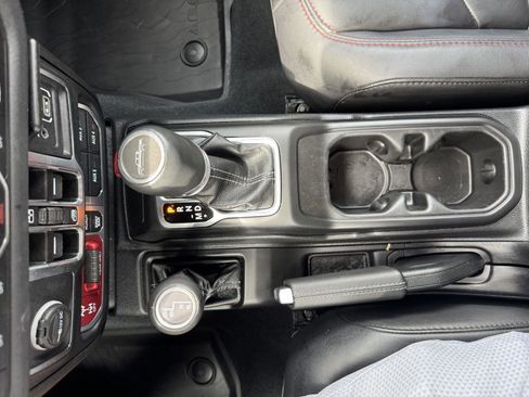 Used 2024 Jeep Gladiator Rubicon w/ Technology Group AWD/4WD image 17