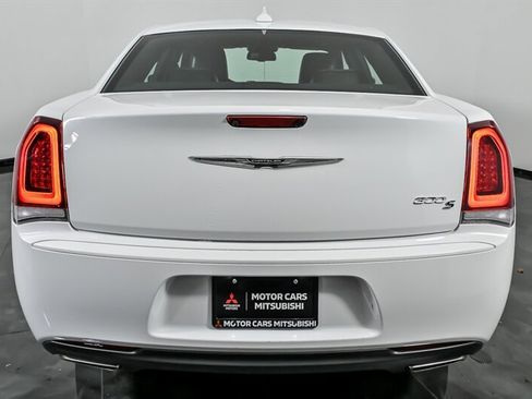 Used 2019 Chrysler 300 S RWD image 9