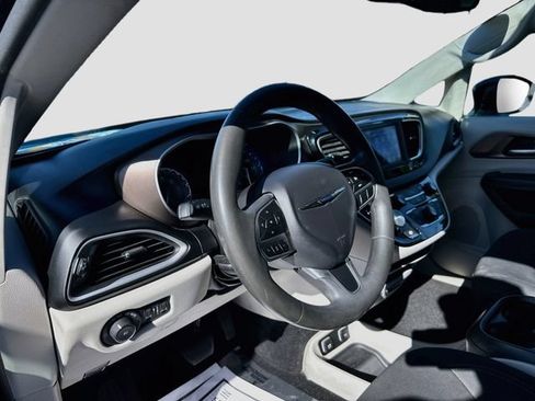 Used 2018 Chrysler Pacifica Touring Plus w/ Tire & Wheel Group FWD image 11