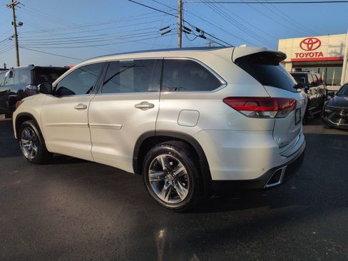 Used 2017 Toyota Highlander Limited Platinum w/ Preferred Accessory Package AWD/4WD image 3