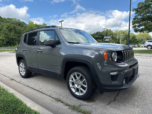 Used 2021 Jeep Renegade Latitude AWD/4WD image 3