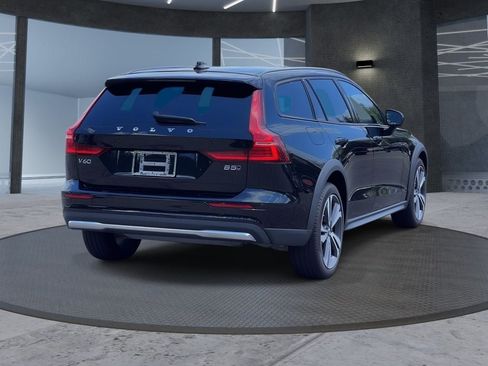Used 2025 Volvo V60 B5 Cross Country Plus AWD/4WD image 4