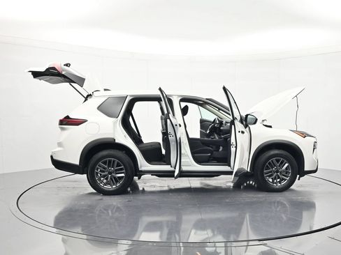 Used 2024 Nissan Rogue S FWD image 47