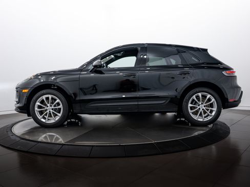 Certified 2025 Porsche Macan image 2