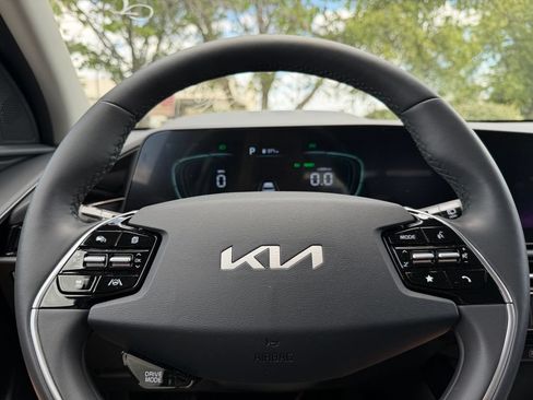 Certified 2025 Kia Niro FWD image 16