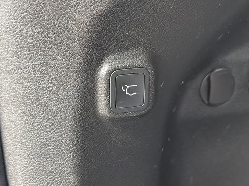 Used 2019 Jeep Cherokee Limited AWD/4WD image 16