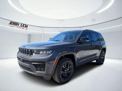New 2026 Jeep Grand Cherokee Altitude RWD image 7