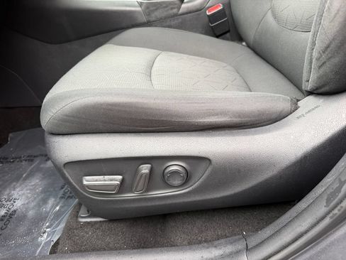 Used 2021 Toyota RAV4 XLE AWD/4WD image 17