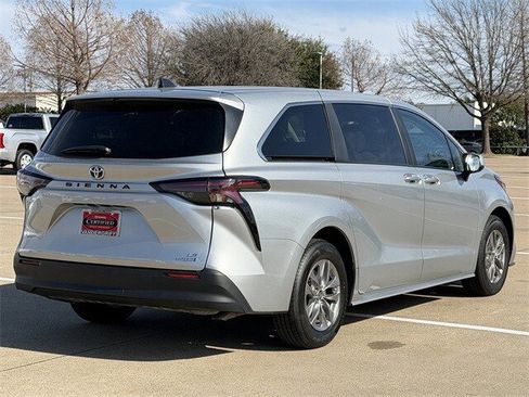 Used 2024 Toyota Sienna LE image 4