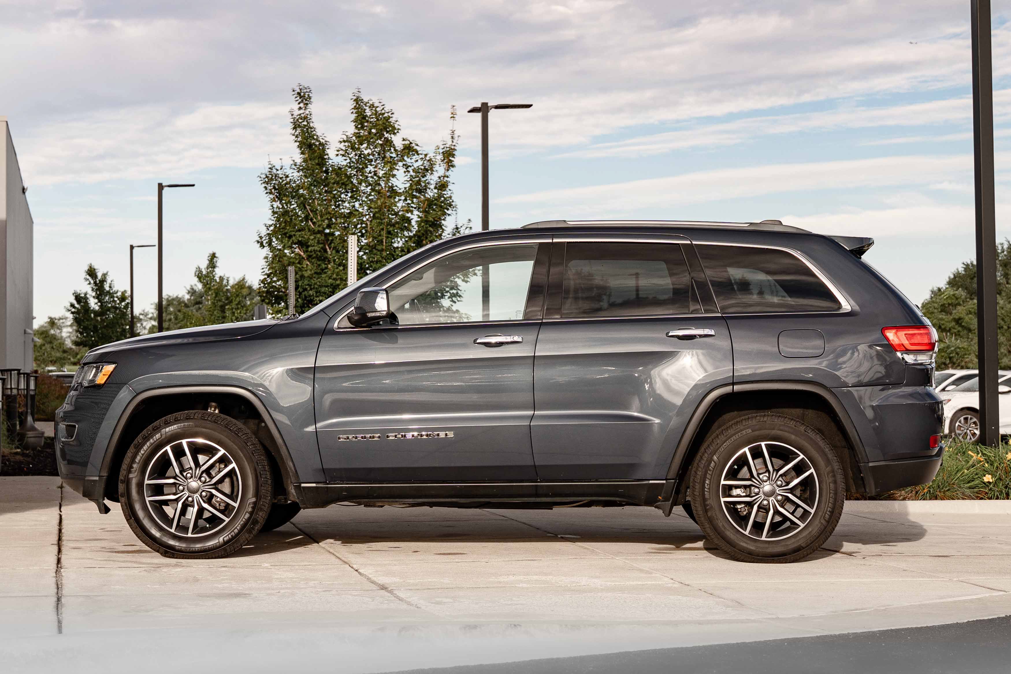 Used 2019 Jeep Grand Cherokee Limited w/ Trailer Tow Group IV AWD/4WD image 6