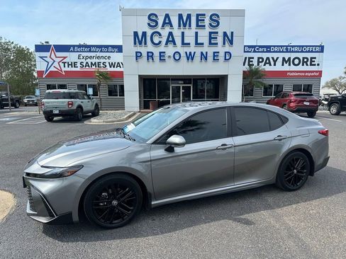 Used 2025 Toyota Camry SE w/ Convenience Package image 1
