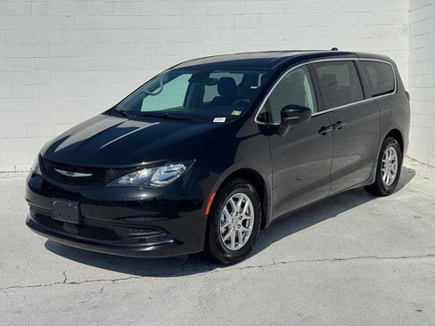 Used 2023 Chrysler Voyager LX FWD image 9