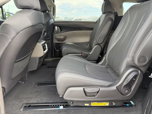 New 2027 Kia Carnival LX FWD image 20