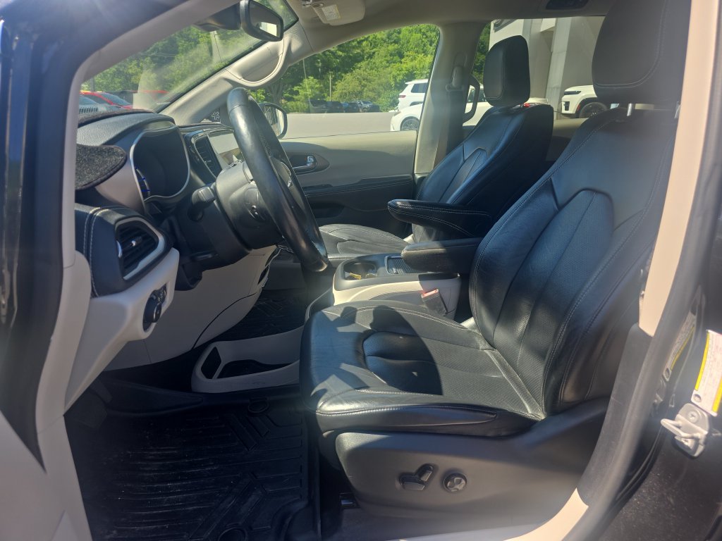 Used 2022 Chrysler Pacifica Touring-L FWD image 12