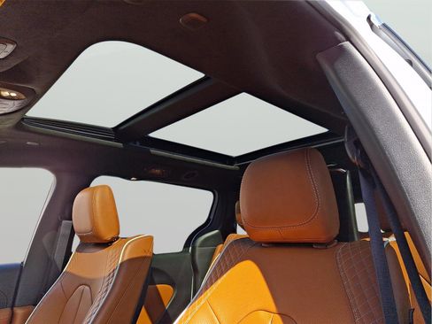 Used 2026 Chrysler Pacifica Pinnacle w/ Trailer Tow Group FWD image 39