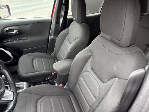 Used 2019 Jeep Renegade Latitude w/ Cold Weather Group AWD/4WD image 12