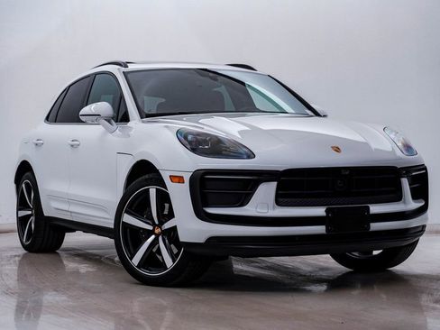 Certified 2025 Porsche Macan image 8