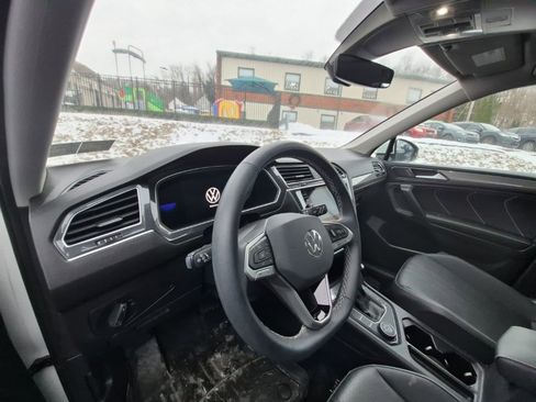 Used 2024 Volkswagen Tiguan SE image 10