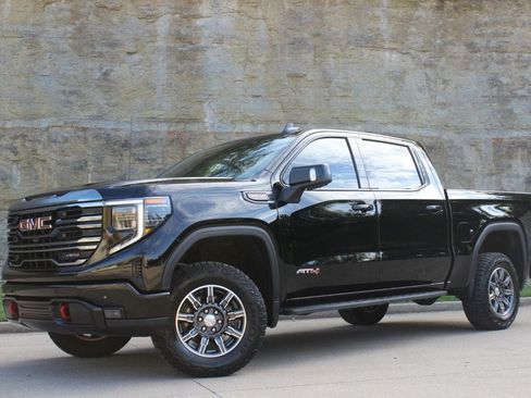 Used 2024 GMC Sierra 1500 AT4 w/ Technology Package AWD/4WD image 10