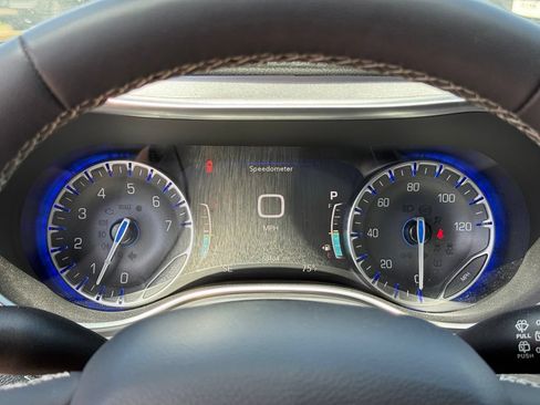 Used 2025 Chrysler Pacifica Limited FWD image 17