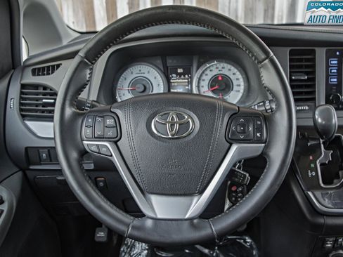 Used 2016 Toyota Sienna SE FWD image 13