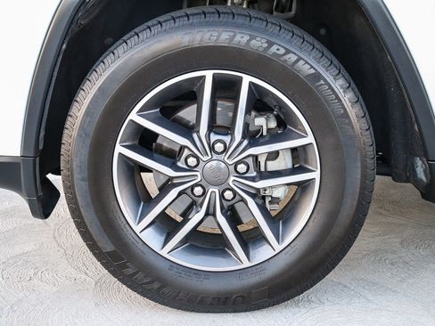 Used 2019 Jeep Grand Cherokee Laredo w/ Laredo X Package image 11