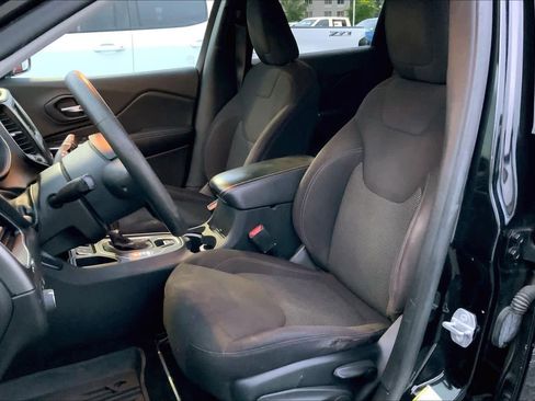 Used 2019 Jeep Cherokee Latitude w/ Popular Appearance Group FWD image 8