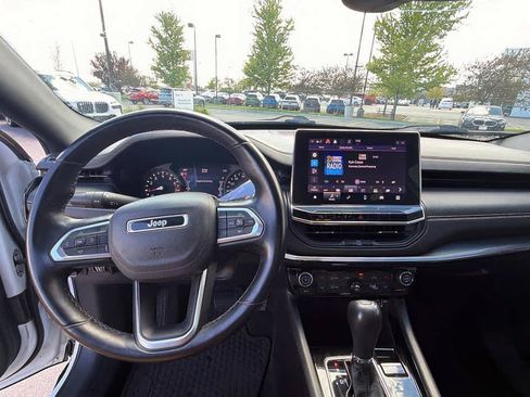 Used 2022 Jeep Compass Latitude w/ Sun and Sound Group AWD/4WD image 11
