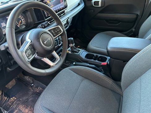 Used 2025 Jeep Wrangler Sahara image 10