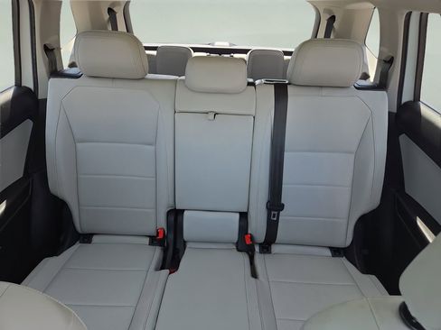 Used 2018 Volkswagen Tiguan SE w/ Panoramic Sunroof Package FWD image 25