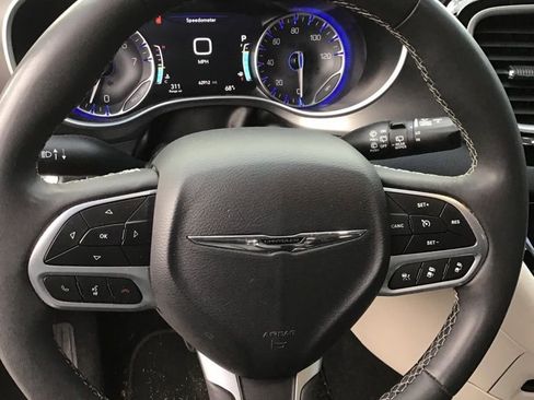 Used 2023 Chrysler Pacifica Touring-L image 8