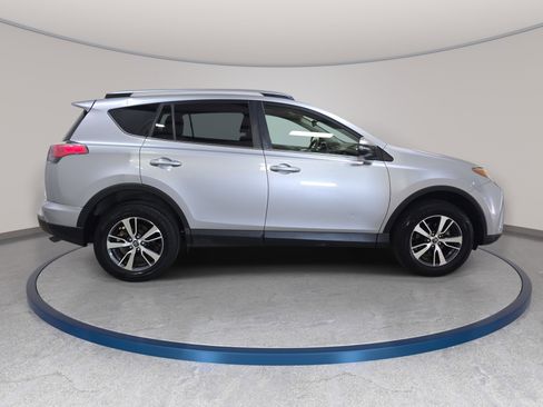 Used 2018 Toyota RAV4 XLE FWD image 5