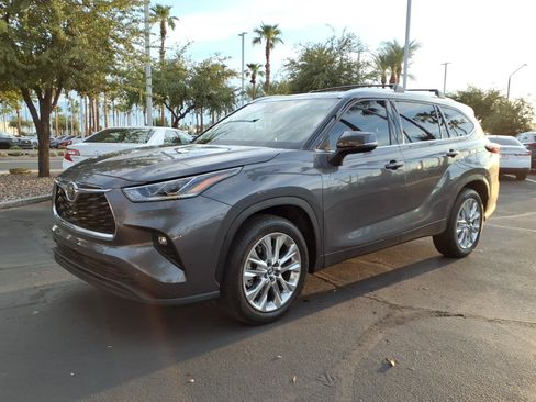 Certified 2024 Toyota Highlander Limited FWD image 7