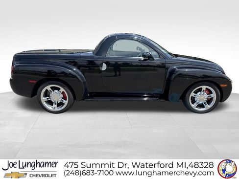 Used 2004 Chevrolet SSR RWD image 2