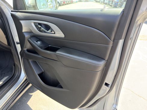 Used 2023 Chevrolet Traverse LT FWD image 11
