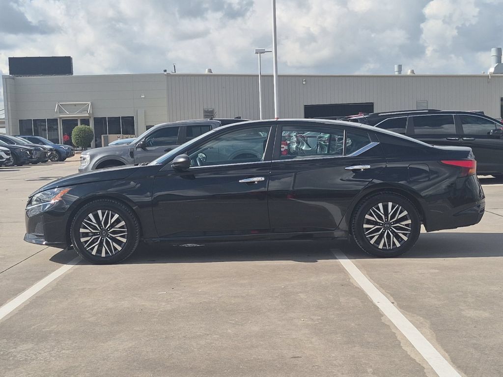 Used 2025 Nissan Altima 2.5 SV FWD image 3