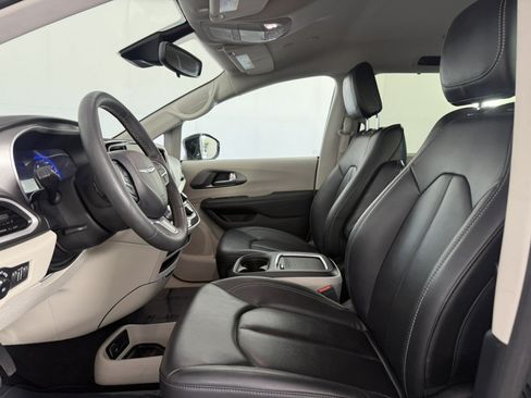Used 2024 Chrysler Pacifica Touring-L FWD image 15