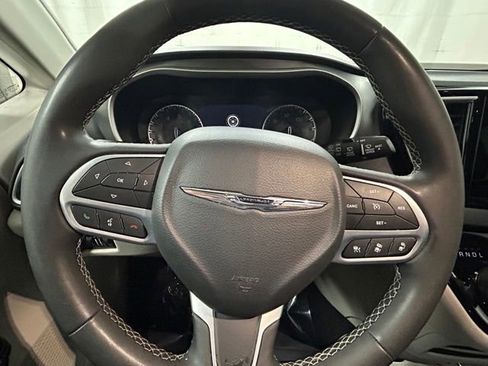 Used 2023 Chrysler Pacifica Touring-L FWD image 16