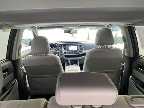 Used 2016 Toyota Highlander XLE image 11