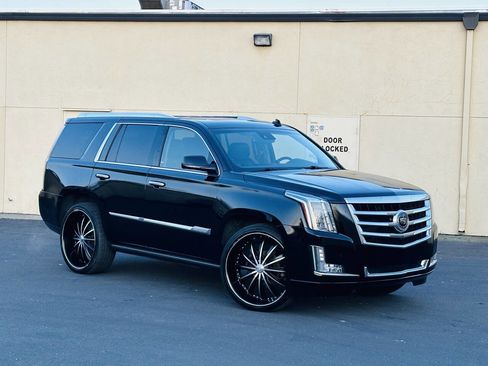 Used 2015 Cadillac Escalade Premium image 2