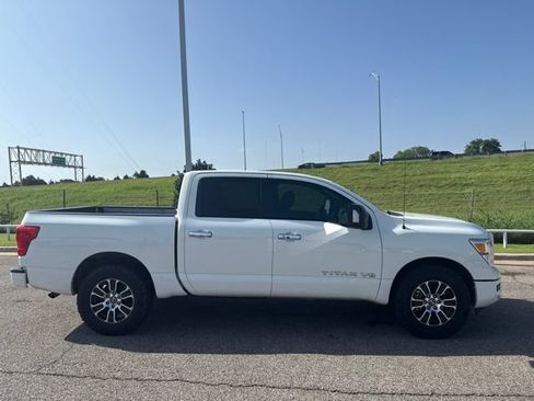 Used 2020 Nissan Titan SV w/ SV Convenience Package RWD image 3
