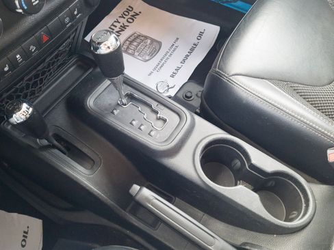 Used 2017 Jeep Wrangler Unlimited Sahara image 22